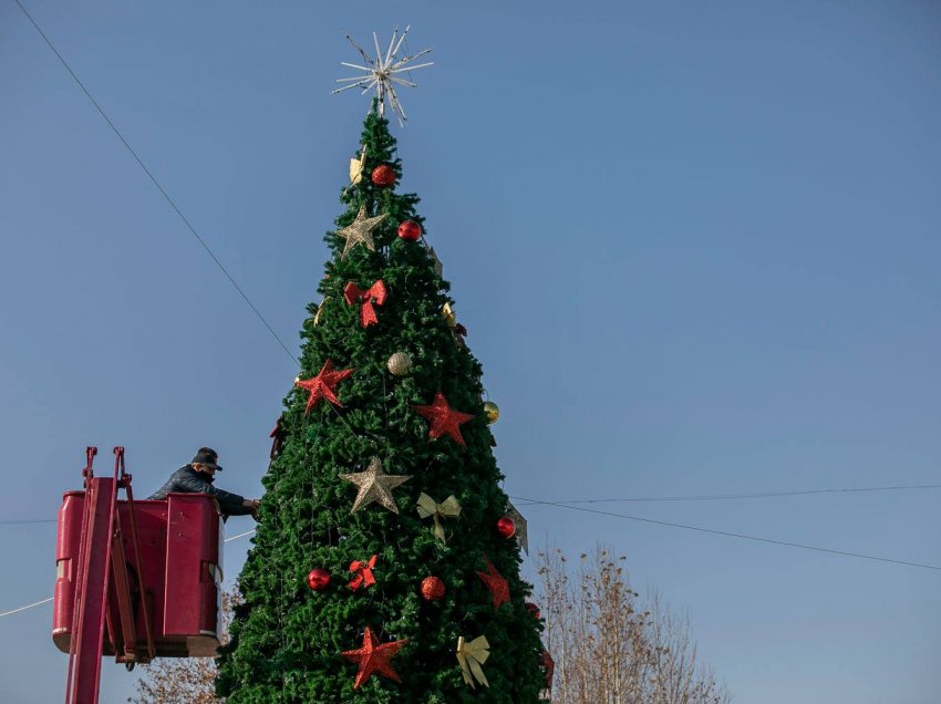 Prishtina po bëhët gati për festat e fundvitit