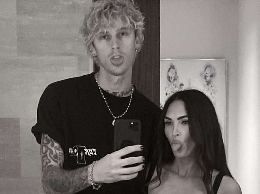 Machine Gun Kelly thotë se Megan Fox po e ndihmon të largohet nga lëndët narkotike