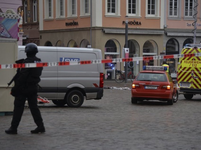 Makina godet këmbësorët në Gjermani 2 të vrarë, dhe 15 të plagosur