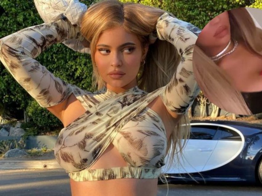 Kylie Jenner thekson unazën e diamantit në imazhet e reja