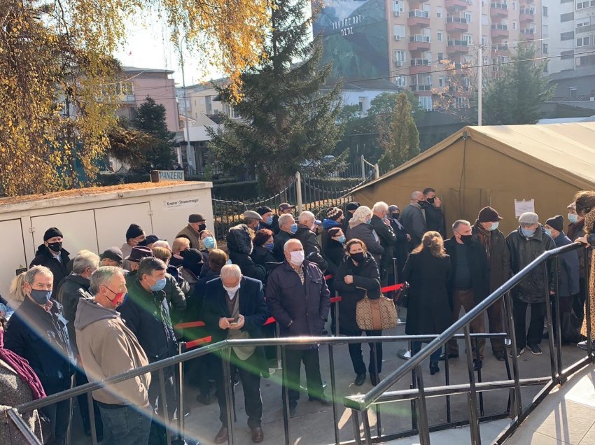 Radhë të gjata për vaksinat e gripit sezonal, qytetarët nuk respektojnë masat