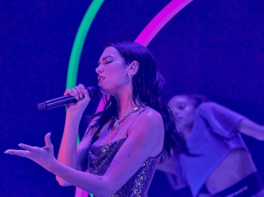 “U mbylla në tualet…”- Dua Lipa rrëfen eksperiencën e sikletshme kur ka performuar për herë të parë në skenë