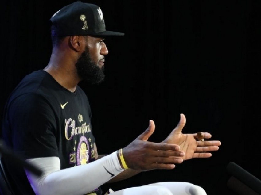 ​Zyrtare, LeBron James vazhdon kontratën me LA Lakers