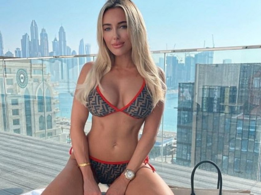 Modelja pozon nga Dubai, bikinet e saj marrin shumë vëmendje