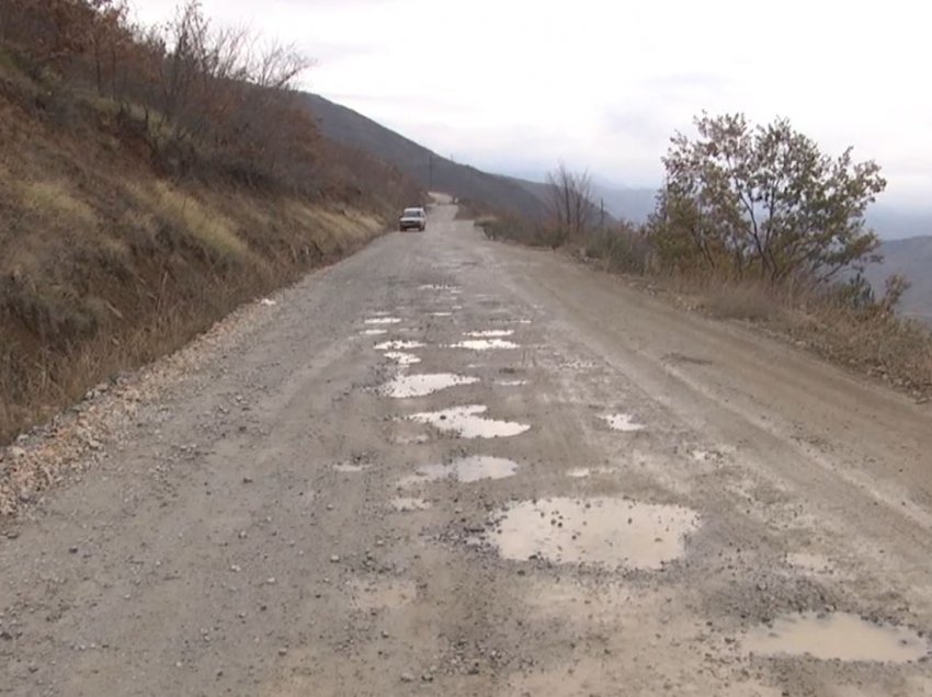 Rruga Qafë Bualli-Krastë pa mirëmbajtje, ankohen shoferët: Nuk dimë nga të rrotullojmë timonin