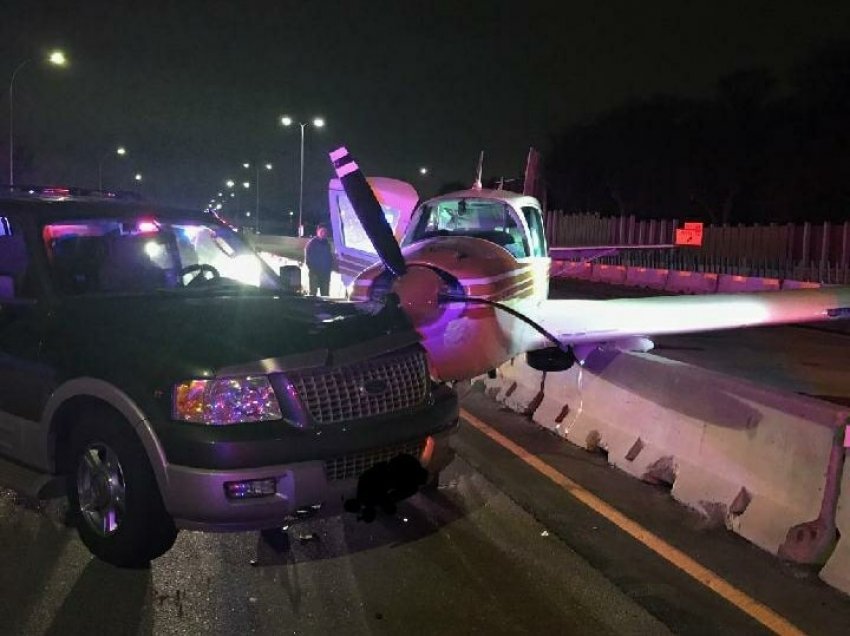 Avioni bën ulje emergjente në autostradë, godet një veturë