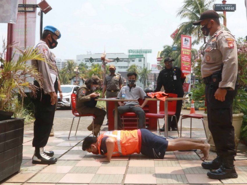 Kështu ndëshkohen njerëzit në Indonezi për mosmbajtje të maskës