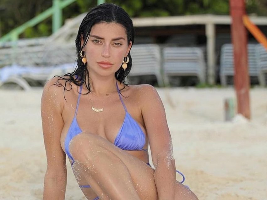 Modelja mbulon fare pak pjesët intime