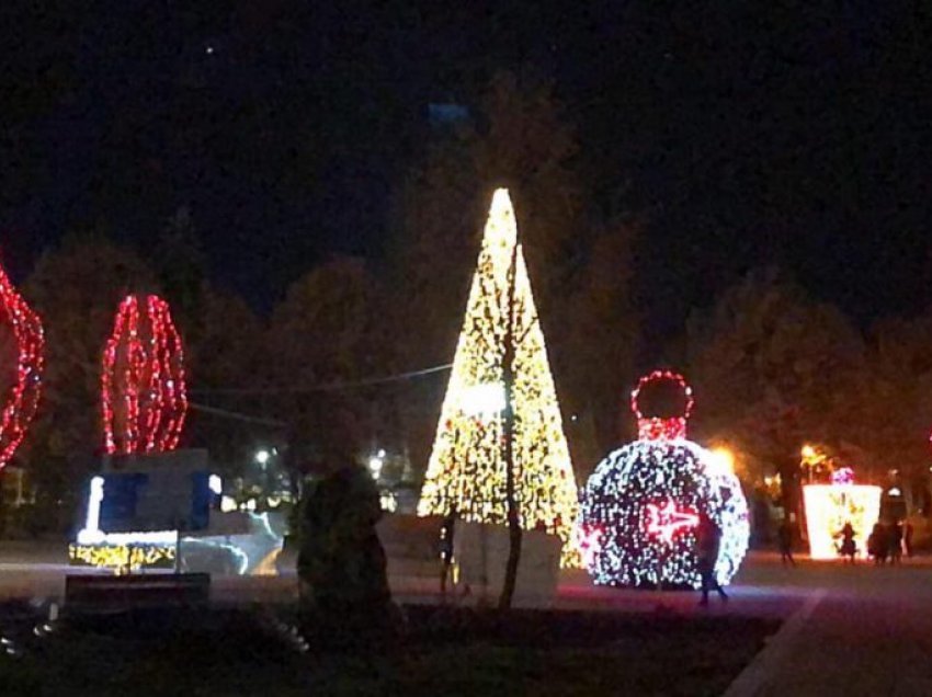 Dekorohet edhe Peja për festa