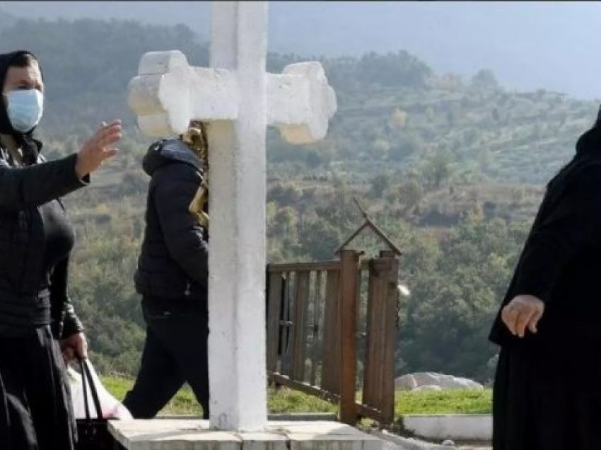 Nga hudhra në çati deri tek Kisha e Laçit, ja si po mbrohen shqiptarët nga Covid