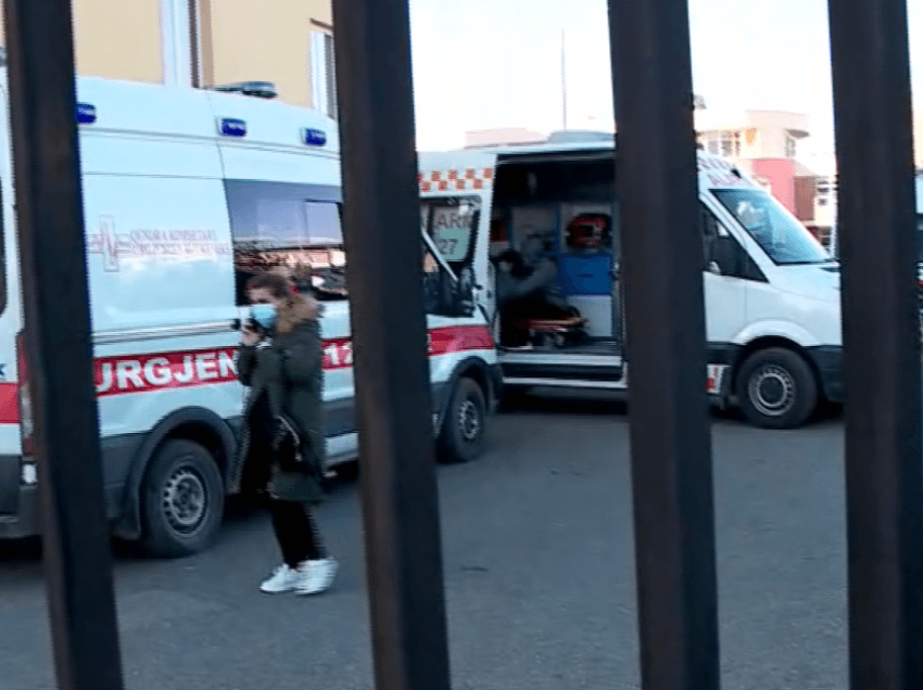 Dëshmia tronditëse nga Sanatoriumi/ I riu mes lotësh: Po më vdes nëna në ambulancë si kafsha, s’ka vende