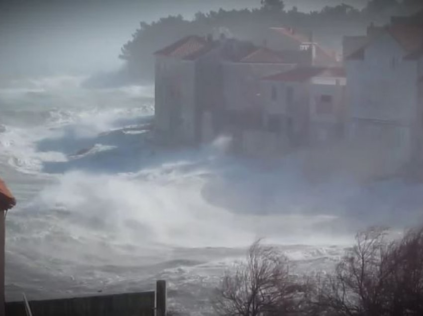 Kroacia përfshihet nga moti i keq, alarm i kuq në Adriatik