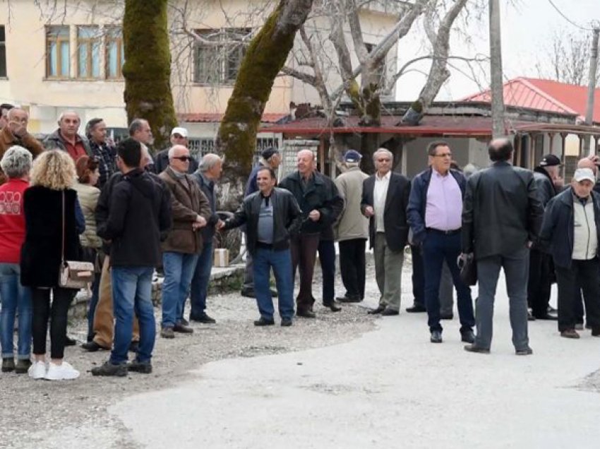 Banorët e Dropullit protestojnë për transportin publik