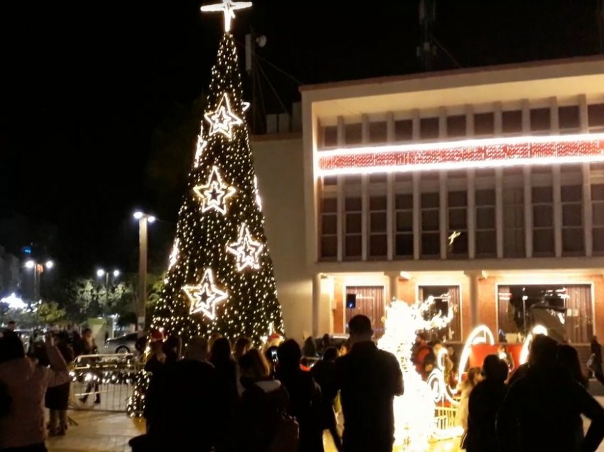 Pas një viti tejet të vështirë, Durrësi ndez dritat e festave