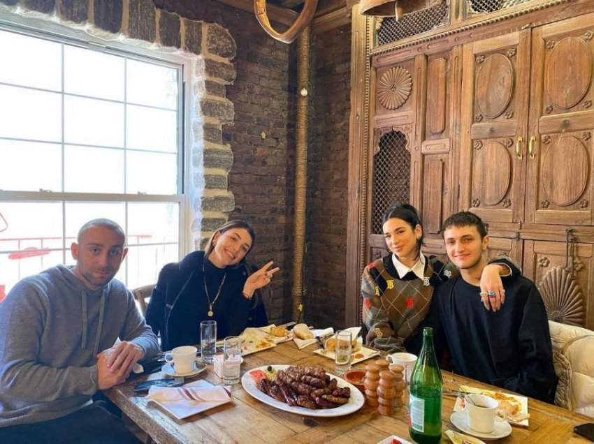 Dua Lipa shijon ushqimin tradicional shqiptar në restorantin “Çka ka qëllu”