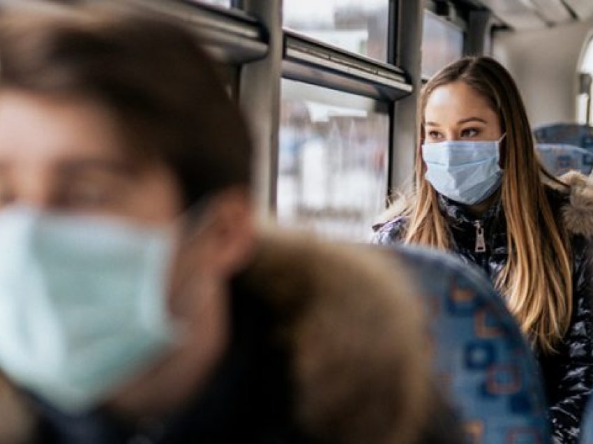 Kirurgët plastikë tregojnë nëse mbajtja e maskës i deformon veshët