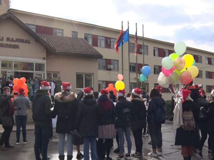 Të rinjtë e Shkodrës ua dedikojnë ditën e tyre bluzave të bardha, mirënjohje dhe vlerësim për heronjtë e pandemisë