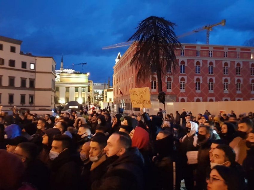 “Duam drejtësi, Rama ik!” Protestë edhe para Kryeministrisë për Klodian Rashën