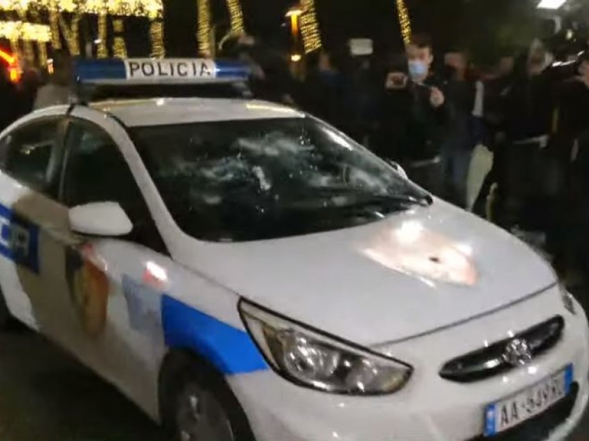 Protesta zhvendoset përgjatë Bulevardit, sulmohet makina e policisë