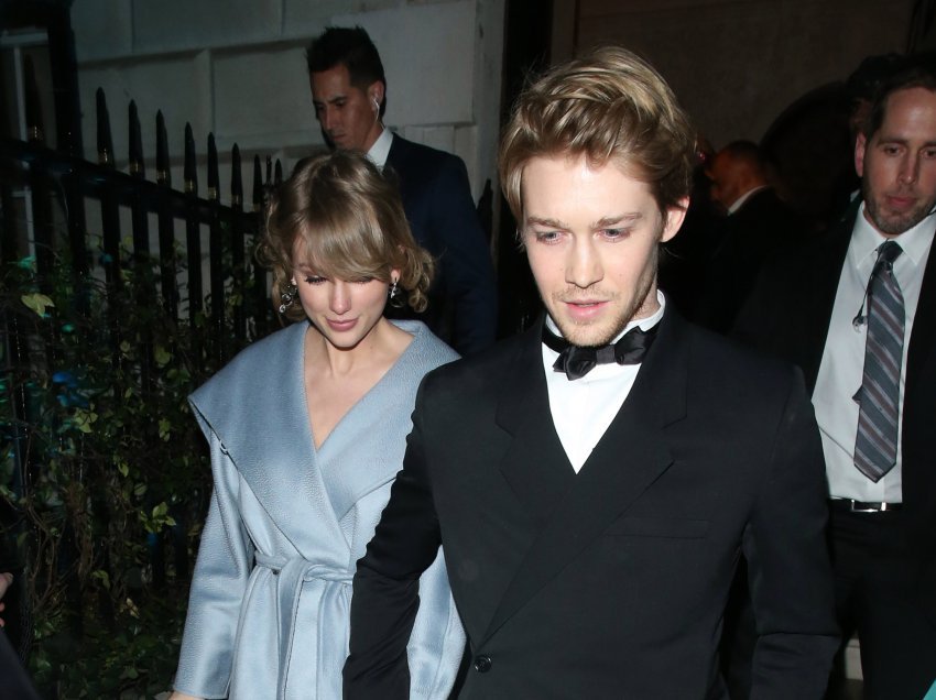 U tha se Taylor Swift dhe Joe Alwyn ishin fejuar por e mbajtën të fshehtë, ja si qëndron e vërteta