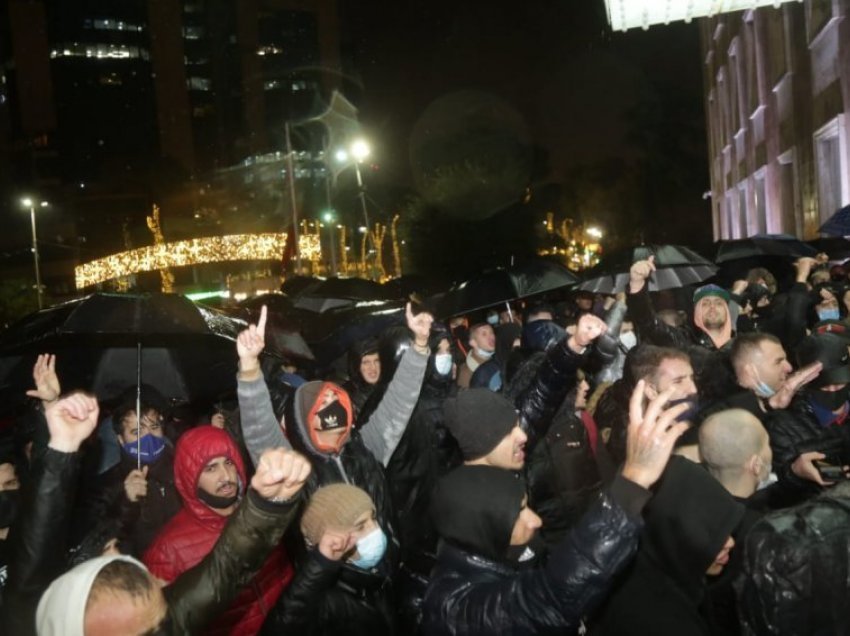 Situata del jashtë kontrollit në Shqipëri - Protestuesit e plagosin policin në sy. Kjo është thirrja e Policisë