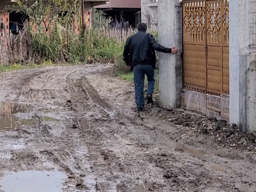 Lagjja “Afrim i Ri” mes baltës, ujësjellësi u shkatërroi rrugën, banorët zemëratë ndaj Bashkisë Fier