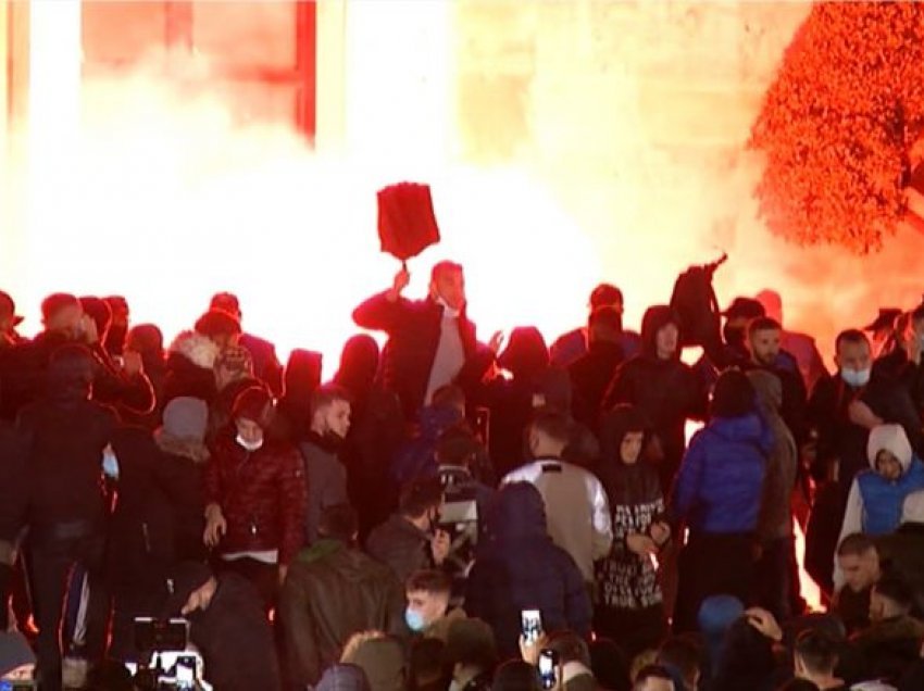 Tiranë, protestuesit zhvendosen te Drejtoria e Policisë – kallin kazanët e mbeturinave