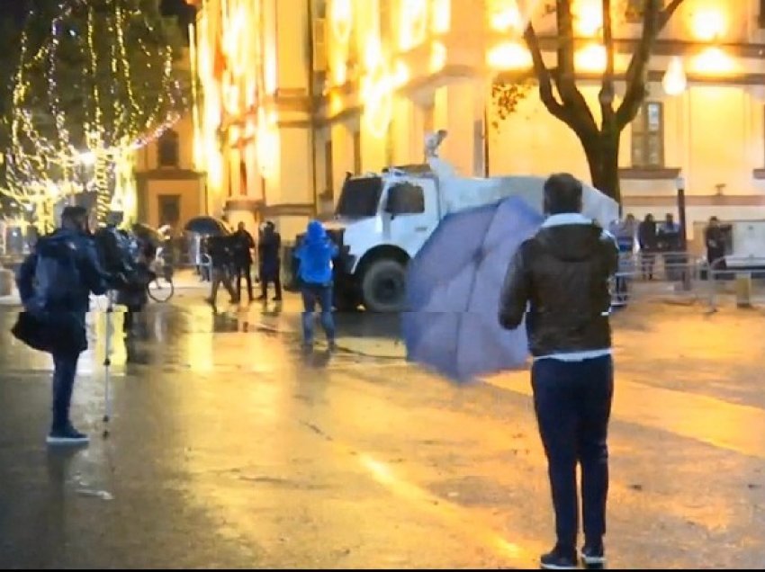 Dalin autobotet me ujë për të shpërndarë protestuesit, kryhen disa shoqërime