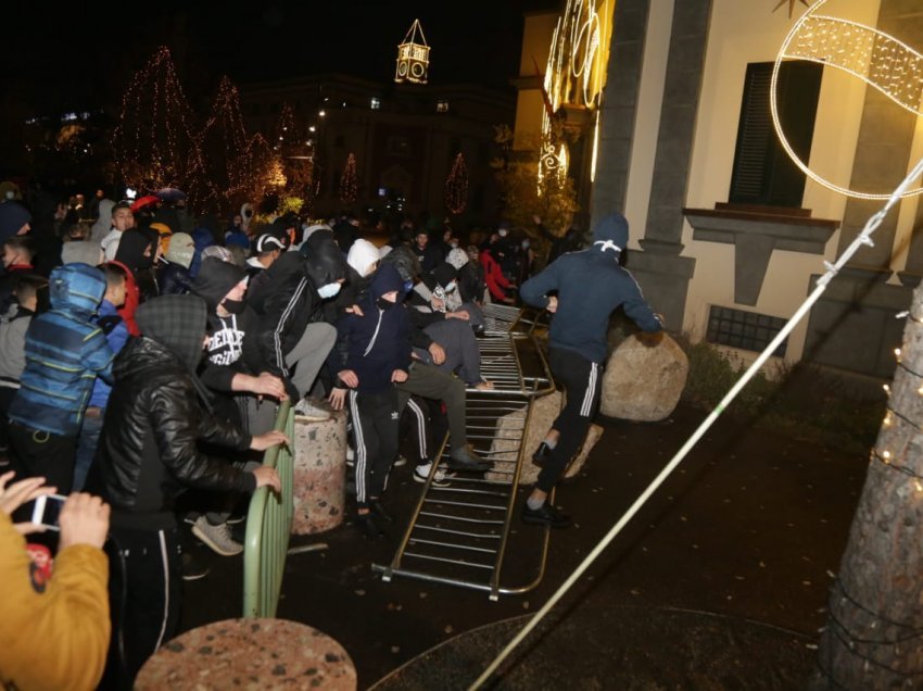 Vijojnë edhe sot protestat në Tiranë e gjithë Shqipërinë/ Ja 3 kërkesat