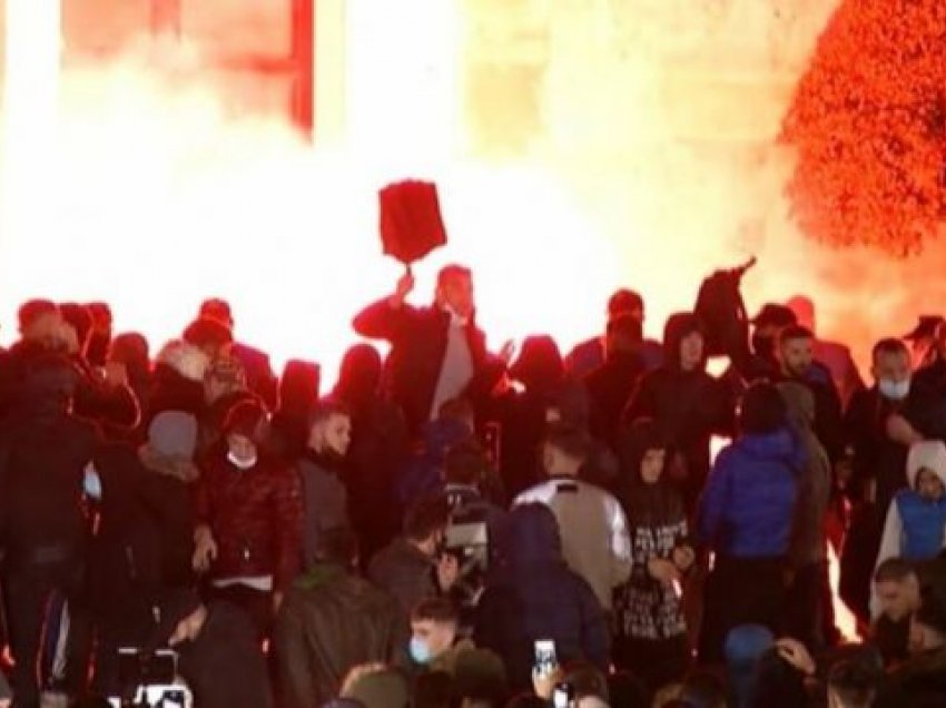 Raporti i Avokatit të Popullit për protestën: Numri i të shoqëruarve i lartë, mes tyre 57 të mitur