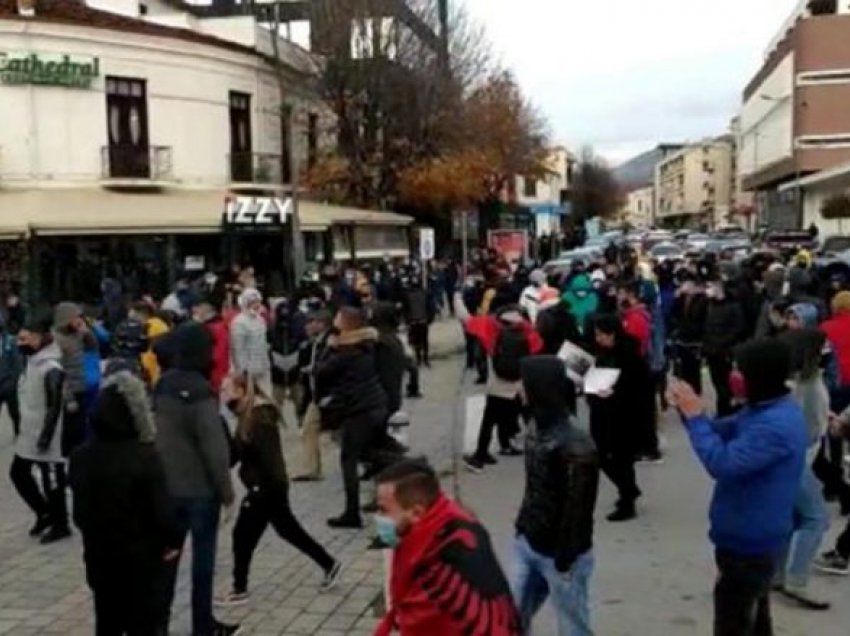 Nëntë persona ndiqen penalisht në Korçë pas protestës së djeshme, ku u lëndua një polic