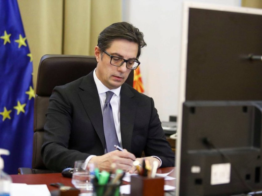 Pendarovski nënshkroi dekretin për ligjin për financimin e partive politike