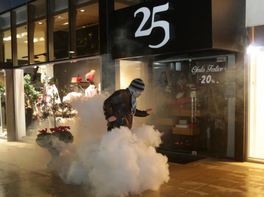 Kaos, dhunë e përplasje/ Çfarë nuk u pa në ditën e tretë të protestës