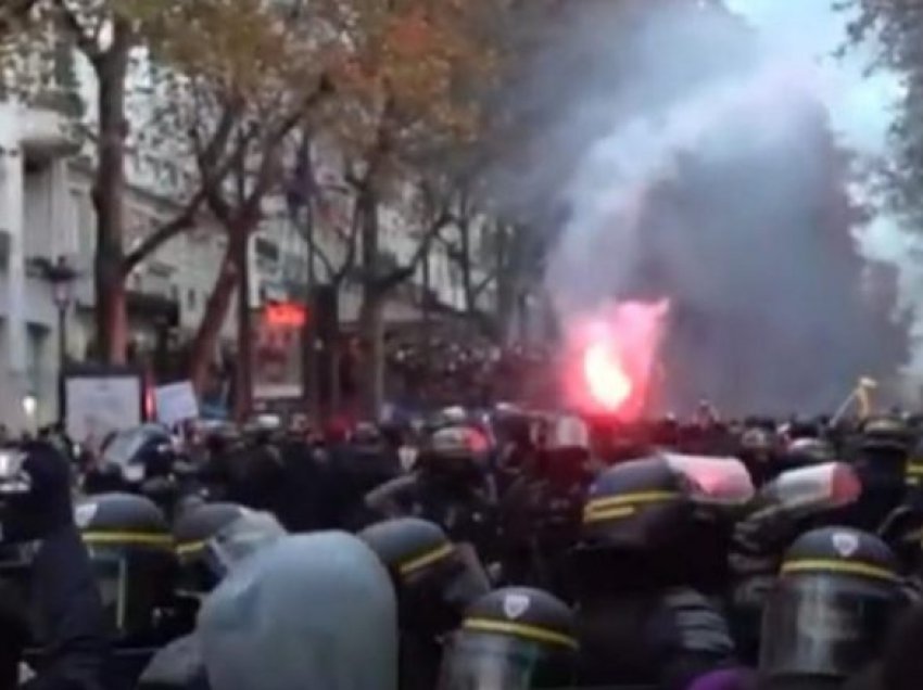 Mbi 100 të arrestuar në protestat e Parisit, turma bllokon rrugët duke protestuar kundër ligjit të ri për siguri