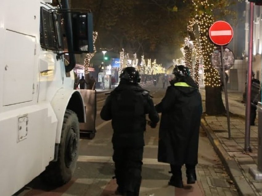 Mbyllet paqësisht në Durrës, protestuesit përqafojnë dhe u japin dorën policëve 