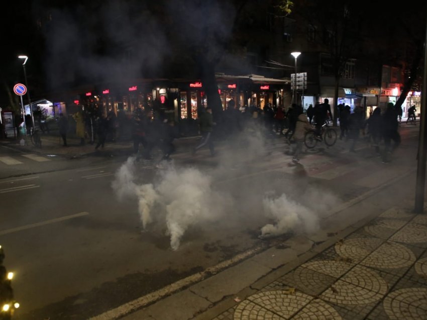 Gazetarja bën krahasimin e reagimeve për protestën: Ne SHBA jeta vlen, në Shqipëri vlejnë pemët dekorative