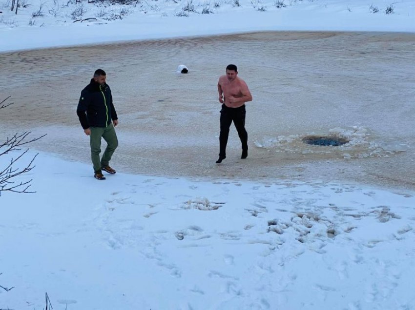 Deputeti i AAK-së merakli i sporteve ekstreme, i zhveshur sfidon ngricat në bjeshkët e Istogut