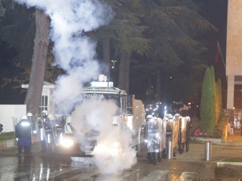 Protesta për Klodian Rashën / Gjykata le në burg tre protestues, sot tubimi i rradhës