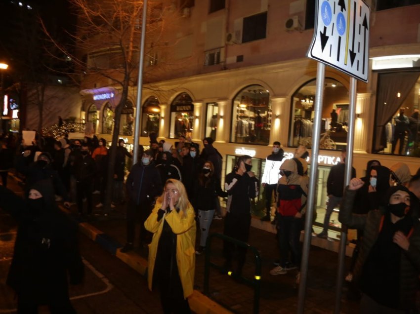 Protesta e 10 dhjetorit, Gjykata e Tiranës lë në burg 3 protestues dhe arrest shtëpie 9 të tjerë