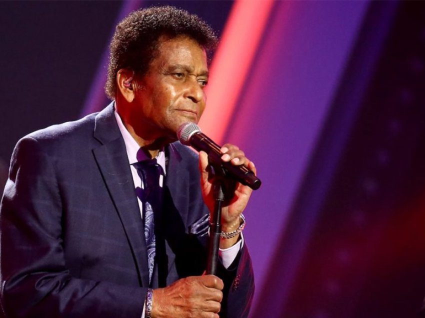 Pas komplikimeve me Covid-19, vdes Charley Pride