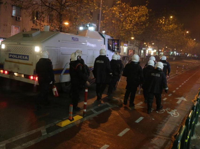 Avokati i Popullit: Grushte e shkelma të rinjve brenda furgonëve të policisë