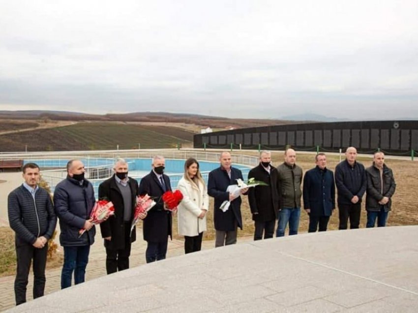 Edhe kryetari Elezaj dhe Lladrovci përkujtuan heroin e kombit, Mujë Krasniqi me shokë