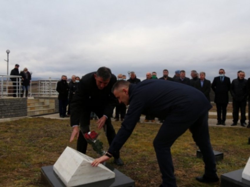 ​Jashari në 22 vjetorin e rënies së Mujë Krasniqit bën homazhe tek Kompleksi i Dëshmorëve në Marinë