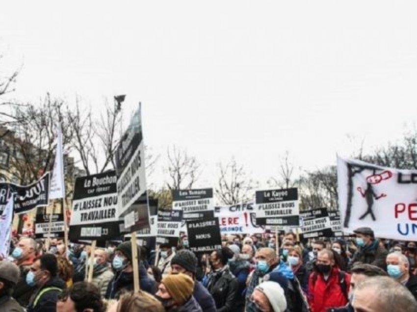 ​Mijëra protestues kërkojnë hapjen e hoteleve dhe restoranteve në Paris