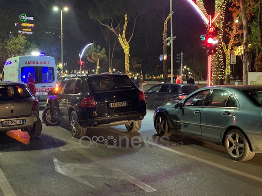 Aksident në bulevard, përfshihen tre makina, një nga drejtuesit u mor me autoambulancë