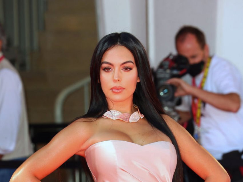 Georgina si babagjyshe joshëse me bikini, Ronaldo nuk përmbahet as publikisht