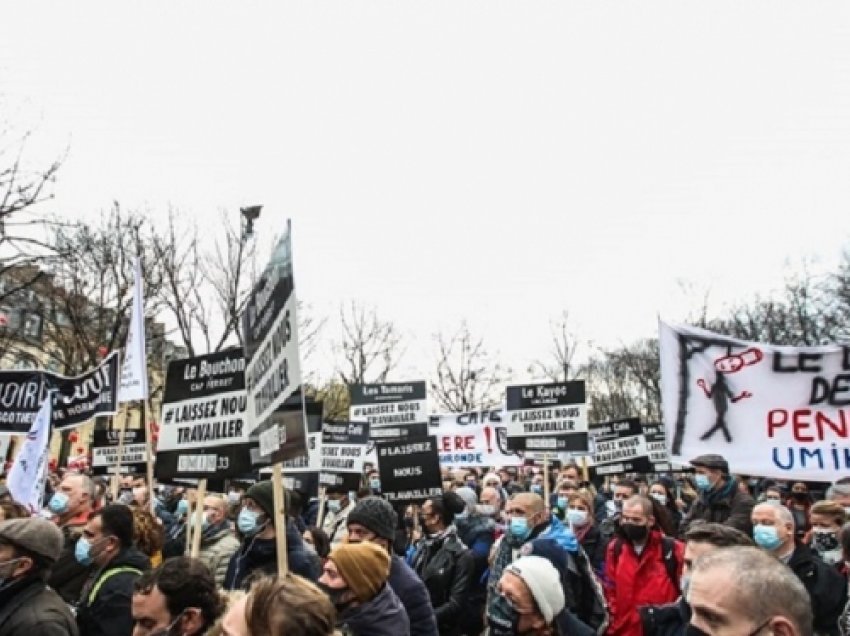 ​Franca mbyllet me kujdes para Krishtlindjeve, planifikohen protesta