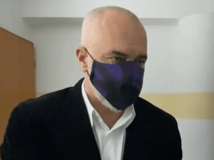 Edi Rama thotë se vaksina kundër COVID-19 do të jetë falas dhe jo e detyrueshme