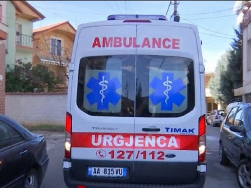 U gjet pa shenja jete në rrugë, vdes në spital 21 vjeçari. Ja dyshimet e mjekëve