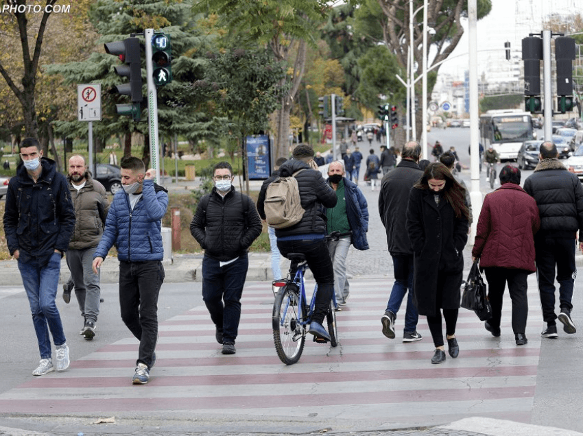 Shqiptarët po blejnë vetëm ushqime dhe barna